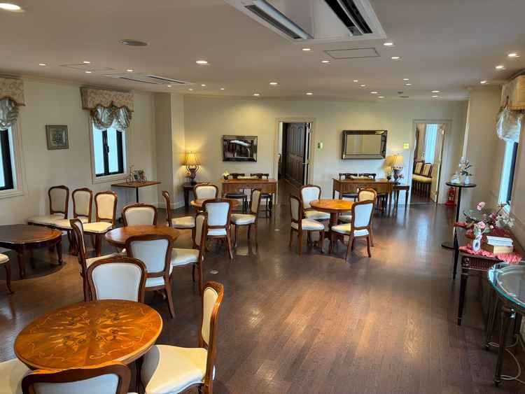 参列者の待合室。奥の部屋は新郎新婦の親族用のスペース。