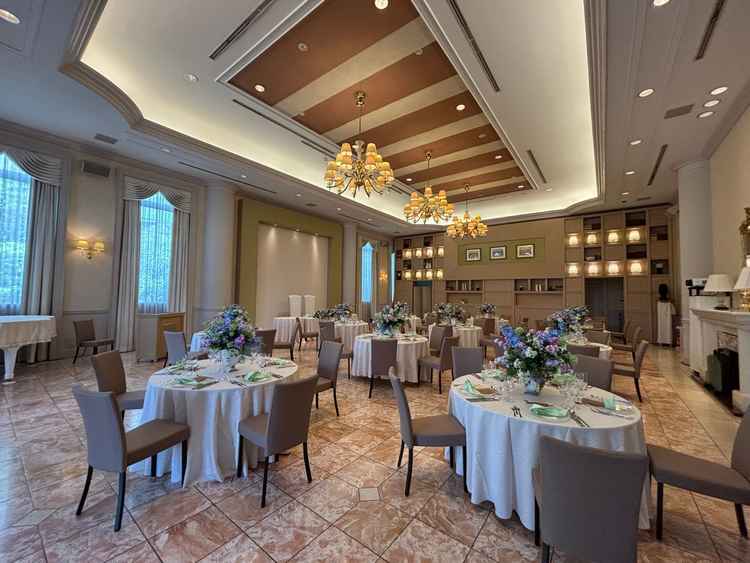 ガラスチャペルから1番近い披露宴会場です。