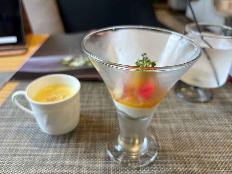器もおしゃれで季節感のある前菜でした。