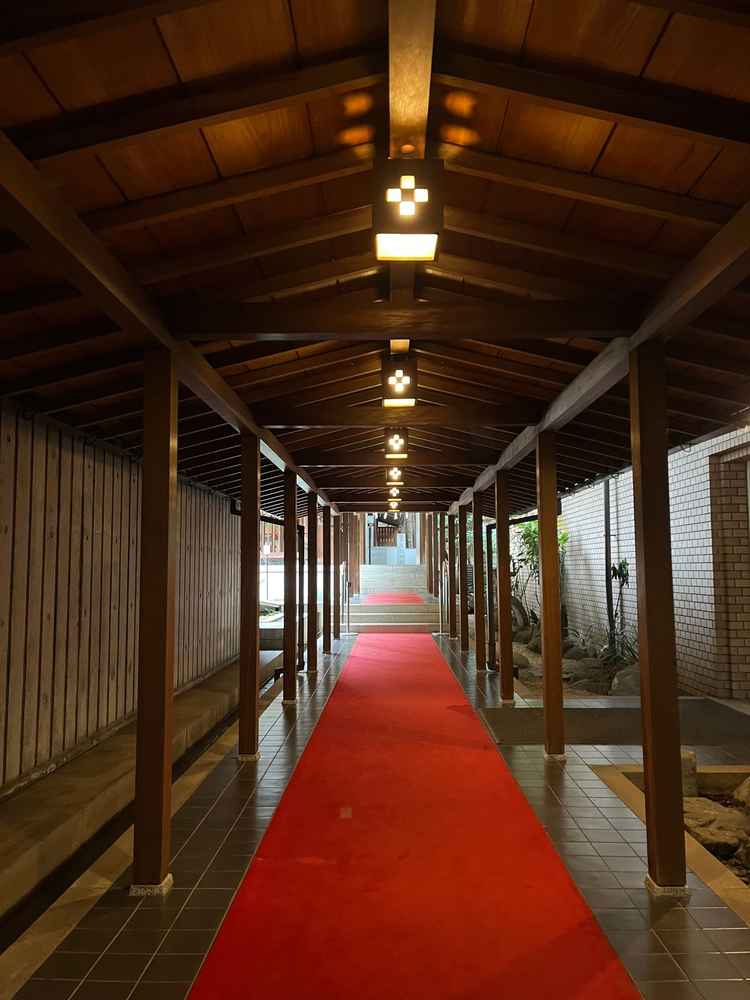 【本殿•裏】雨の日はこの通路から通って本殿へ向かう。