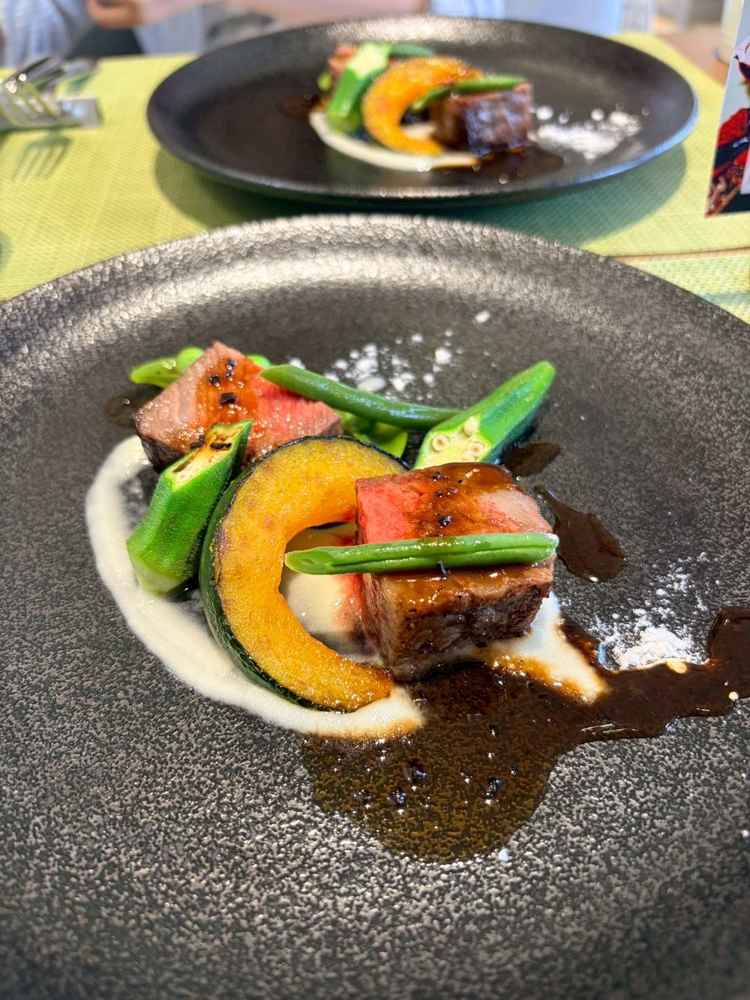 料理がおいしかったです、お肉料理の前にポタージュをいただきました。