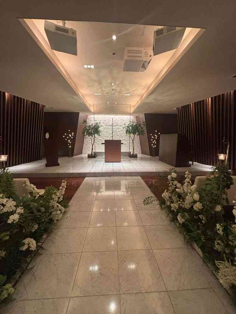 挙式会場　広くて、ゲストの座るところもソファになっていていいなと思った。