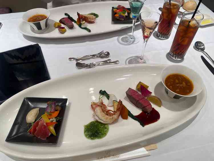 試食会のメインプレート。オマール海老やお肉、野菜とスープです。