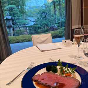 試食会場のAZALEAからの景色とローストビーフ。