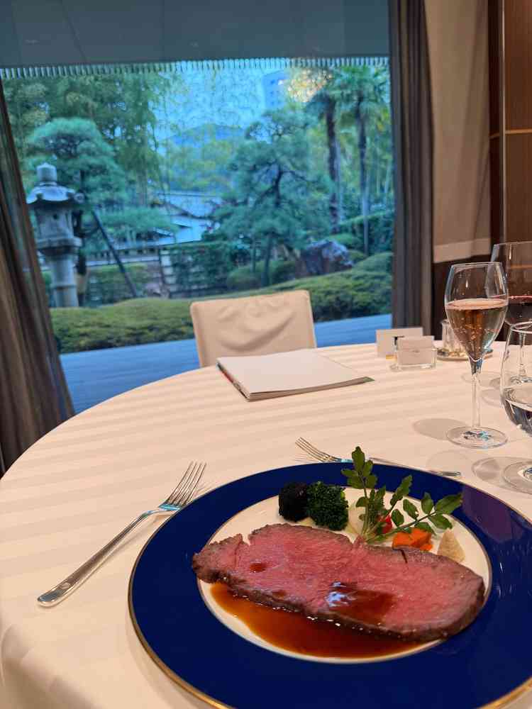 試食会場のAZALEAからの景色とローストビーフ。