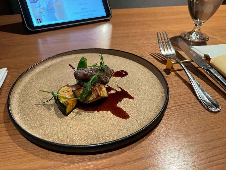 メイン料理の試食。牛ヒレ肉の試食をしました。付け合わせのお野菜まで味がしっかりしていて食べやすかった