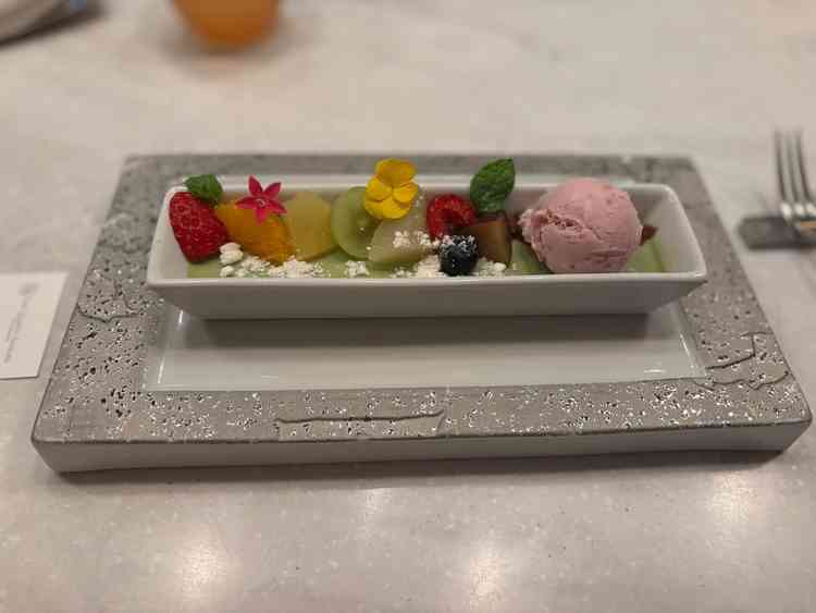 食後のデザートも試食することができました。見た目も華やかでゲストにも喜んでもらえると思いました。