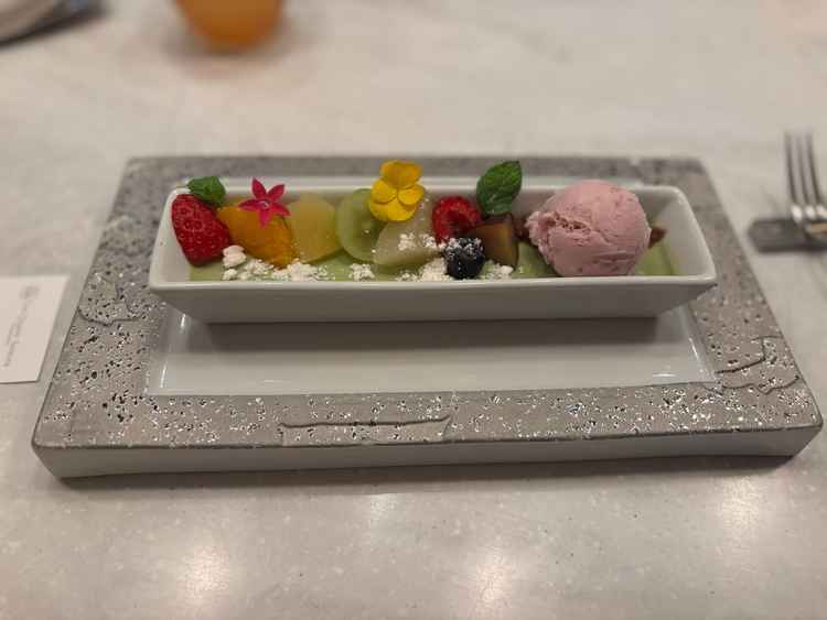 食後のデザートも試食することができました。見た目も華やかでゲストにも喜んでもらえると思いました。