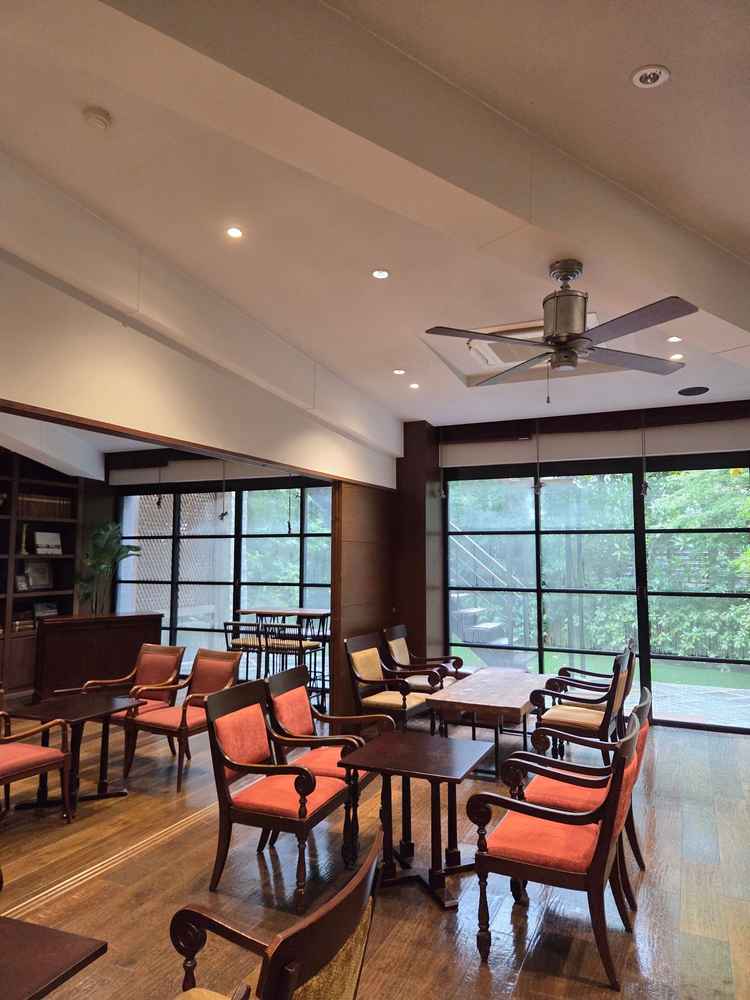 ゲストの待機場所は窓が多く、自然を感じながら挙式までの時間を過ごす事ができる