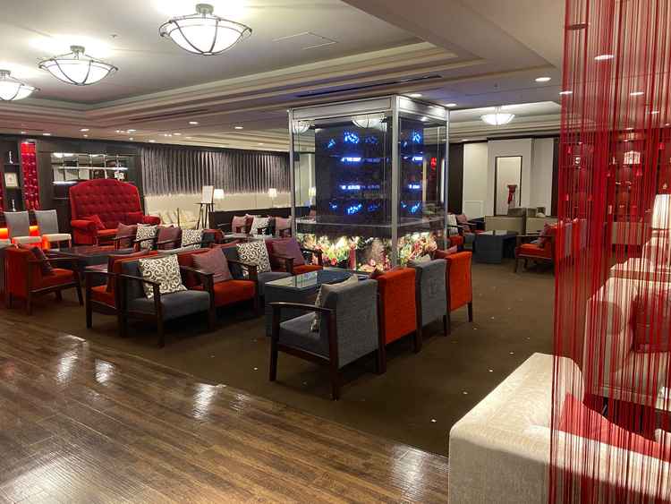 待ち合い室です。ここで飲み物（持ち込み可能）の振る舞いが可能です。