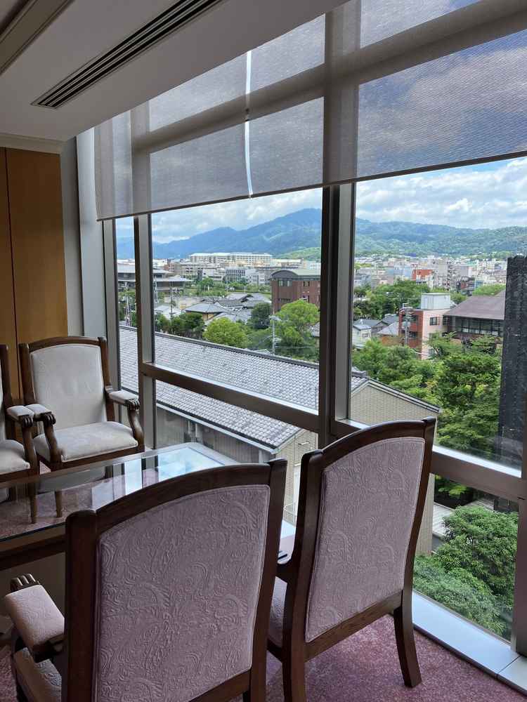 親族控室前のフロアから京都の景色を眺めることができます。