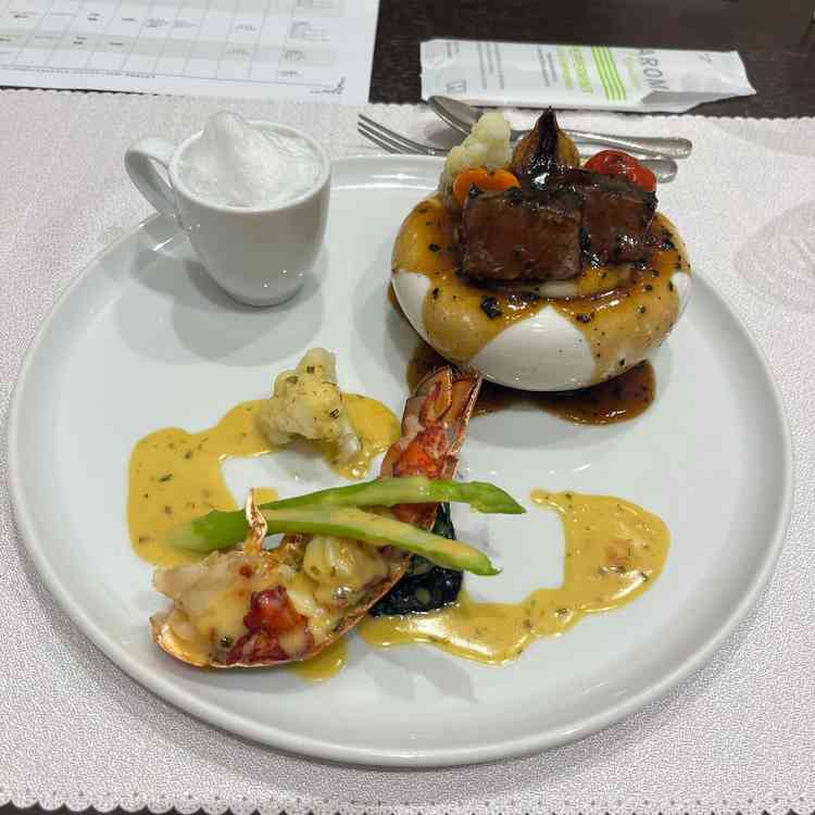 スープ、お肉、エビのフレンチver.が一皿になっていました。美味しかったです。
