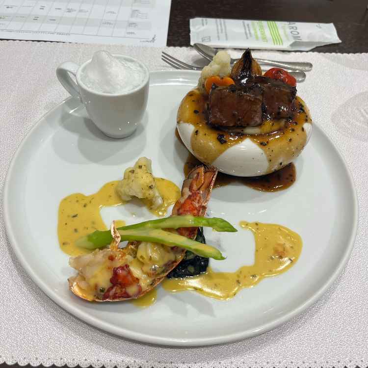 スープ、お肉、エビのフレンチver.が一皿になっていました。美味しかったです。