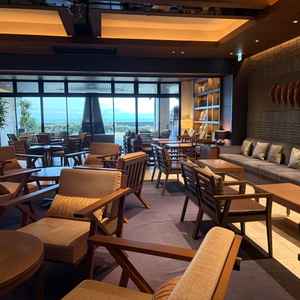 ゲストの待機室の写真。おしゃれな雰囲気で、バーカウンターがあったり、ゲストの気分が上がりそうです。