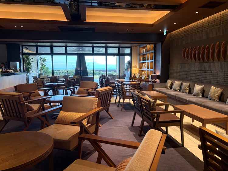 ゲストの待機室の写真。おしゃれな雰囲気で、バーカウンターがあったり、ゲストの気分が上がりそうです。