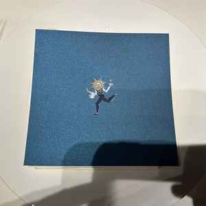 テーブルセッティングです。芸術性が高く，ペーパーも素敵なデザインになっています。