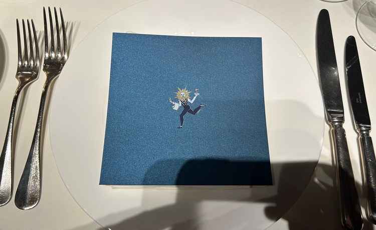 テーブルセッティングです。芸術性が高く，ペーパーも素敵なデザインになっています。