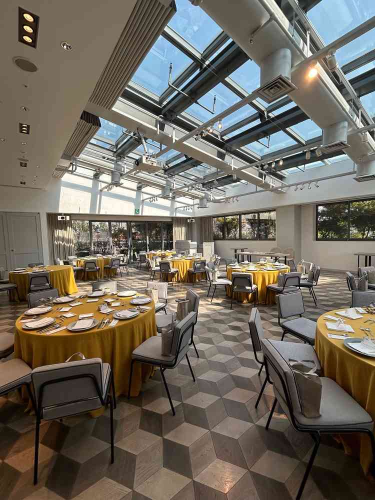 1番コンパクトな披露宴会場。どんな天気でも明るいとのことだった。