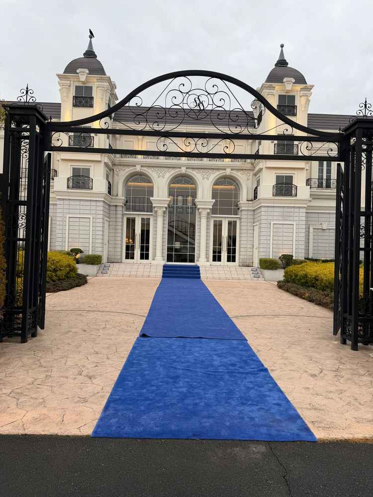 正面。青いカーペットがとても素敵で、お城のような外観はとても理想に近いものでした。