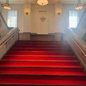 入り口を入ると真ん中にある階段。当日ここで写真を撮れるそうです。