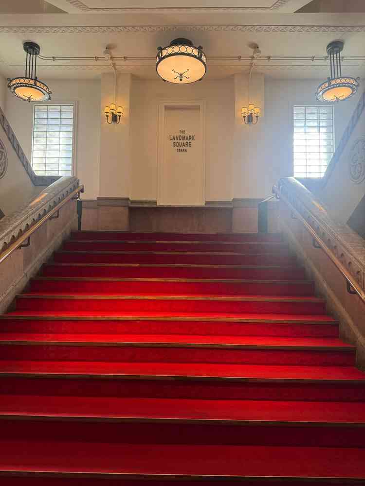 入り口を入ると真ん中にある階段。当日ここで写真を撮れるそうです。