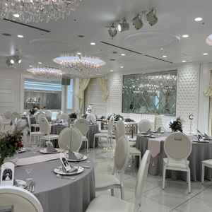 シャンデリアや、鏡などの装飾が可愛らしく、可愛い披露宴をするのに良い会場だと思いました。