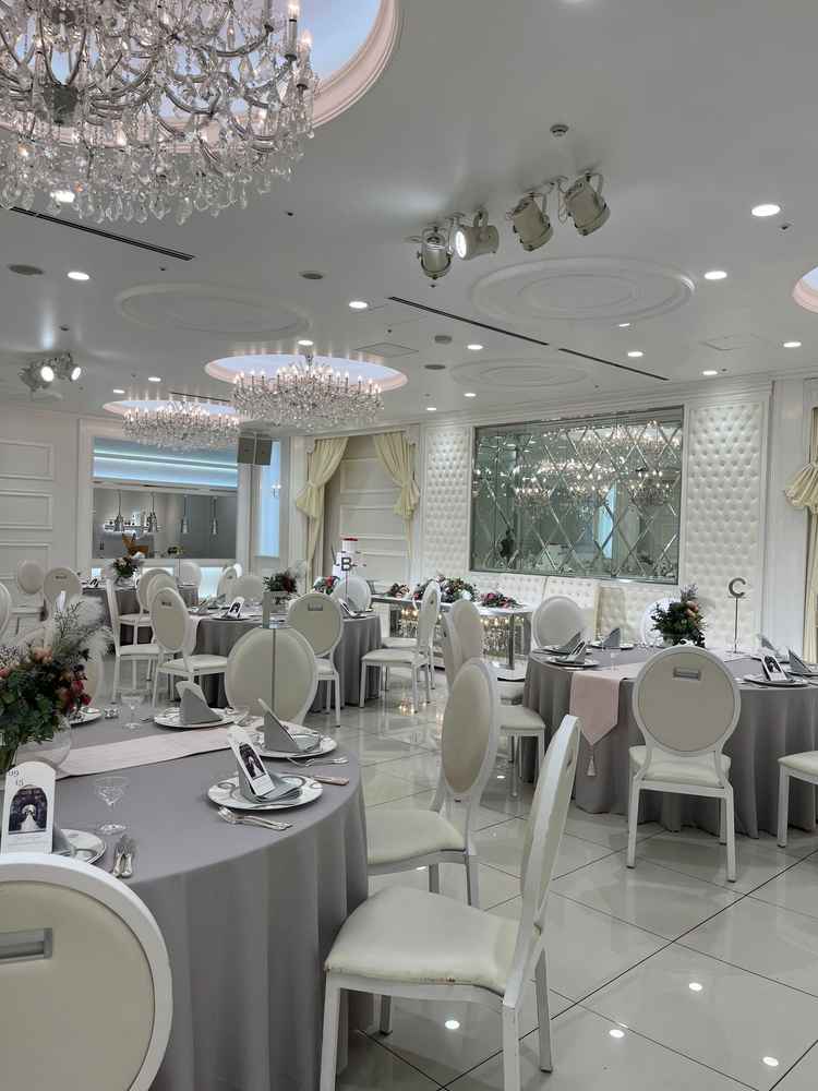 シャンデリアや、鏡などの装飾が可愛らしく、可愛い披露宴をするのに良い会場だと思いました。