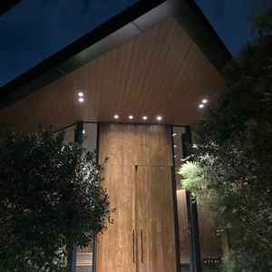 緑に囲まれたスタイリッシュな外観のチャペル入口。