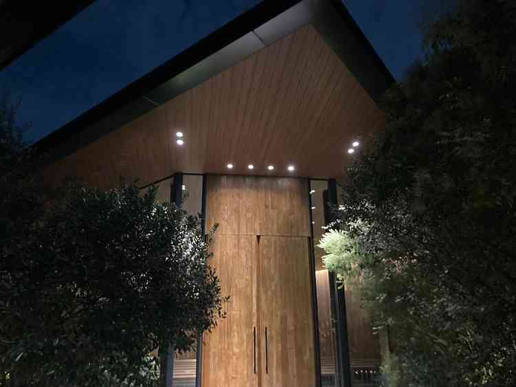 緑に囲まれたスタイリッシュな外観のチャペル入口。