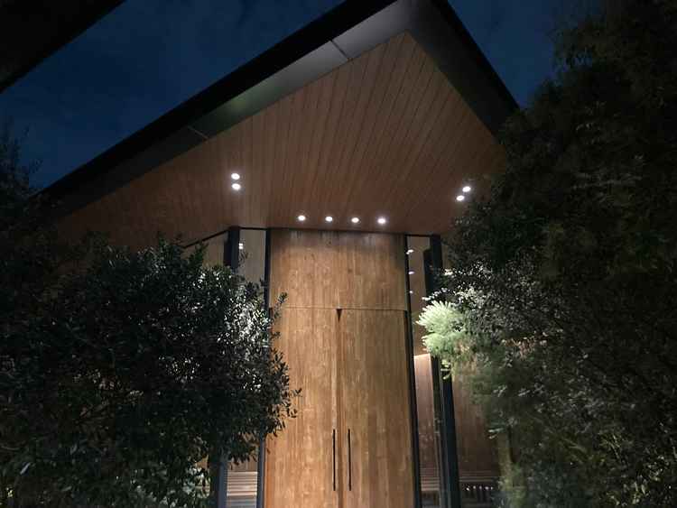 緑に囲まれたスタイリッシュな外観のチャペル入口。