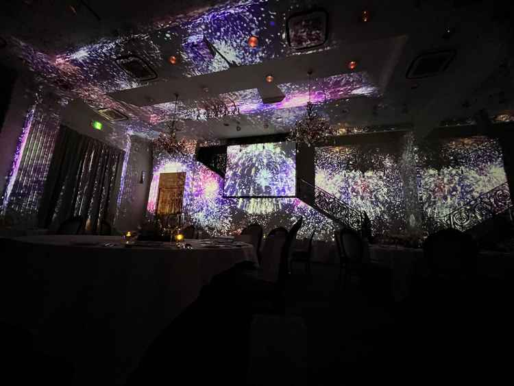 披露宴会場ではプロジェクションマッピングとスクリーンのムービーが一体になった映像が流せるようでした。