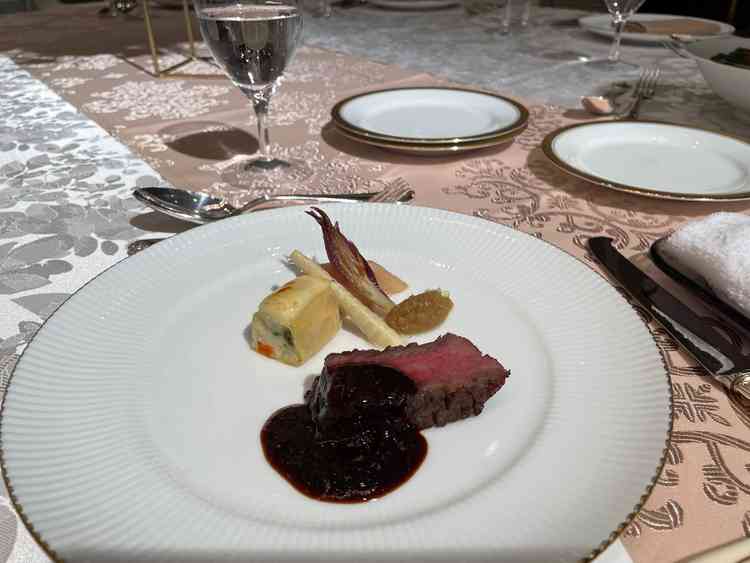 試食した味噌ソースのお肉料理