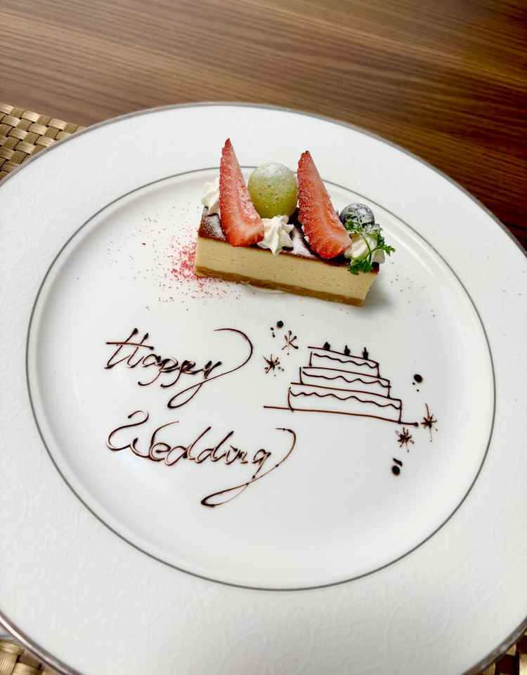 デザート②フルーツとチーズケーキ。甘味と酸味のバランスが良かった。