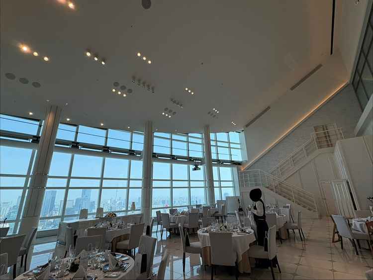 披露宴会場の写真。高層階からの眺めが一望でき、吹き抜けのため天井が高いので開放感がありました。