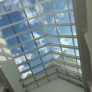 ウェルカムパーティ会場は屋根がガラス張りで雨天時も安心