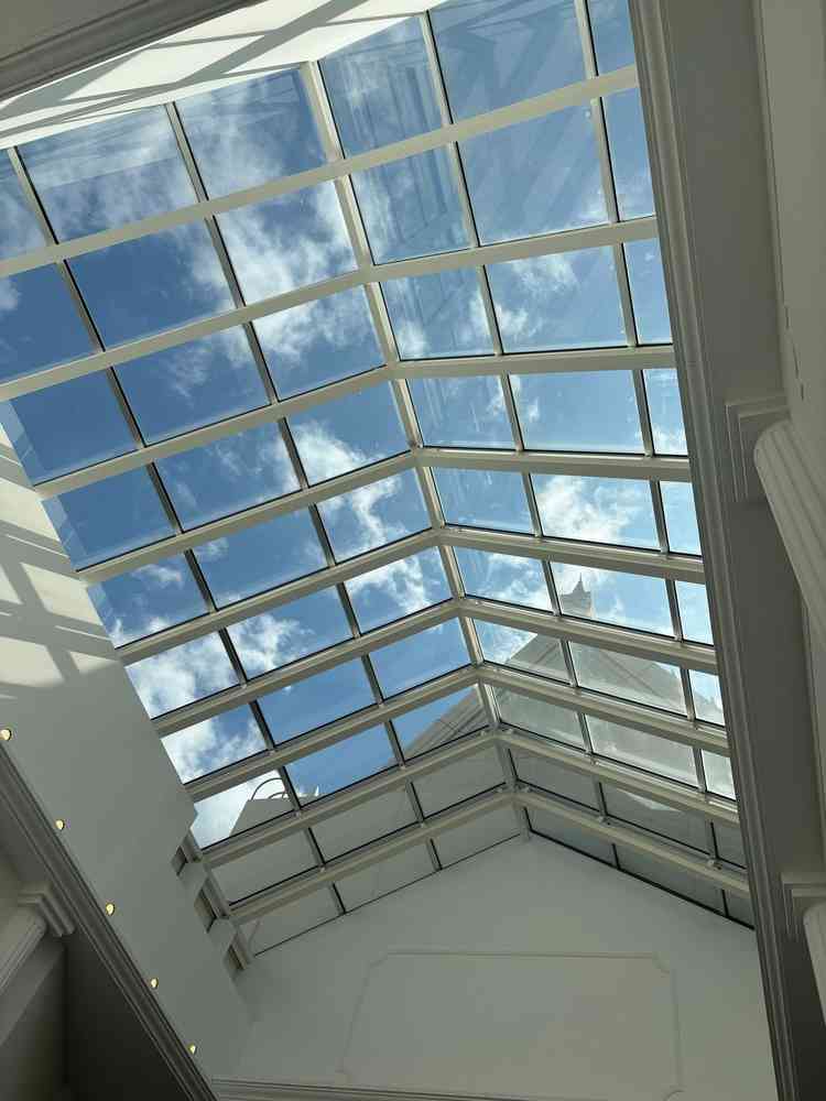 ウェルカムパーティ会場は屋根がガラス張りで雨天時も安心