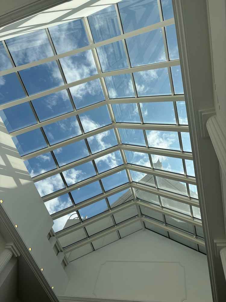 ウェルカムパーティ会場は屋根がガラス張りで雨天時も安心