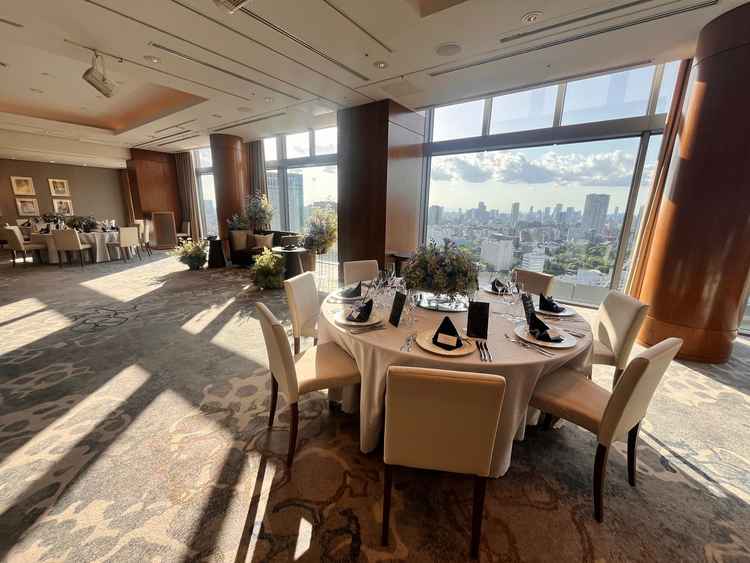 披露宴会場は2つあります。こちらは少し小さめの会場です。窓からは品川駅の風景が見えます。