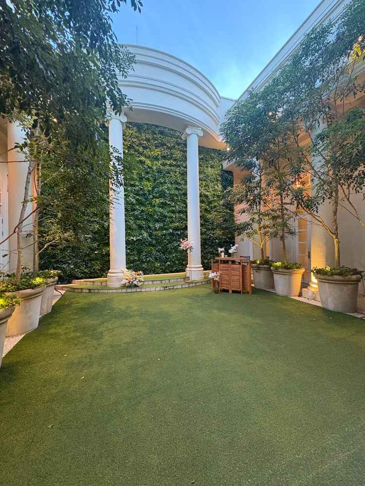 チャペルを抜けた先のガーデン。3階にあるため、都会ならではの騒音はほとんど聞こえず静かでした。