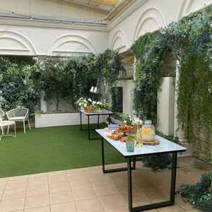 披露宴会場の前にあるスペース。立食スタイルで食事も楽しめる。