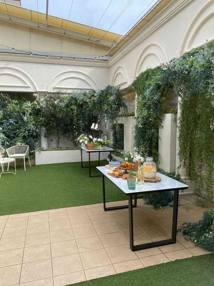 披露宴会場の前にあるスペース。立食スタイルで食事も楽しめる。