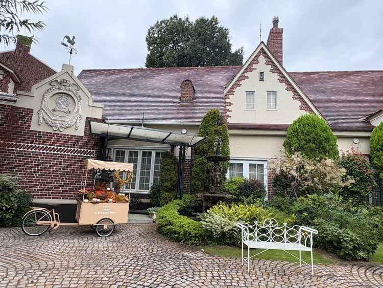 18-19世紀を彷彿とさせるような建物外観。電線もあまり見えず、世界観を感じる。