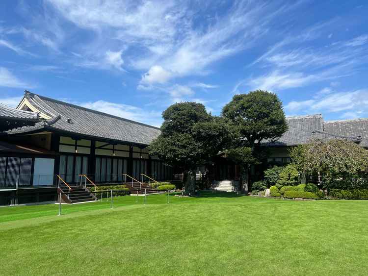 ここではご列席いただく方が写真をとったりできて良いなと思います。周りに建築物がないのもポイント。
