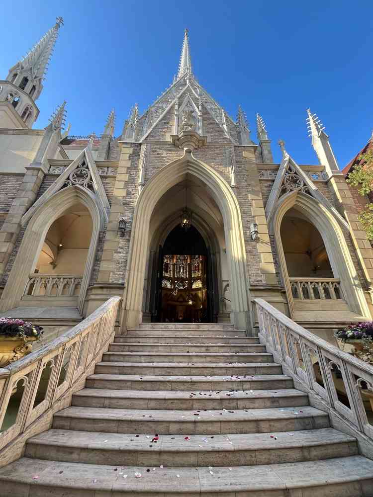 チャペルの外の階段。扉を開くと中のステンドグラスが綺麗に見えました。