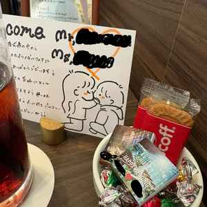 座席に案内されてまず飛び込んできたのはこれ！名前の入ったウェルカムカードに名前の入ったチョコレート