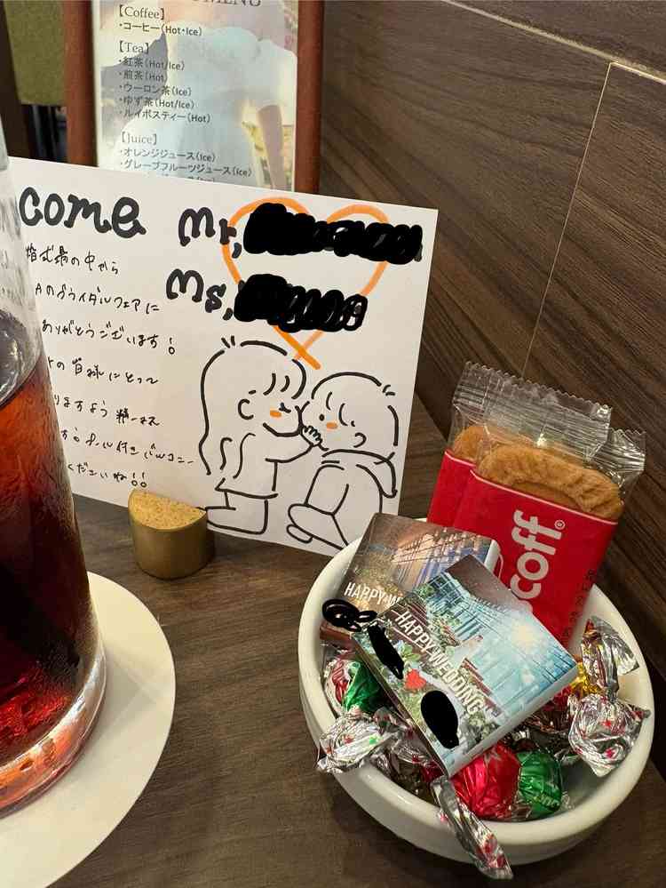 座席に案内されてまず飛び込んできたのはこれ！名前の入ったウェルカムカードに名前の入ったチョコレート