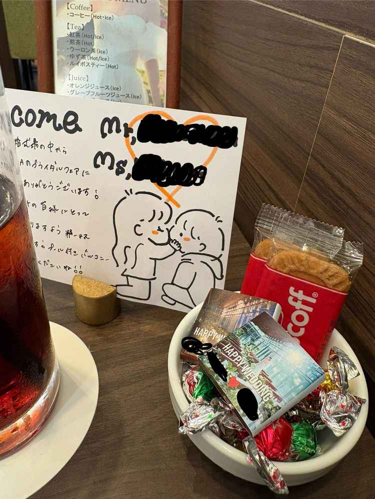 座席に案内されてまず飛び込んできたのはこれ！名前の入ったウェルカムカードに名前の入ったチョコレート