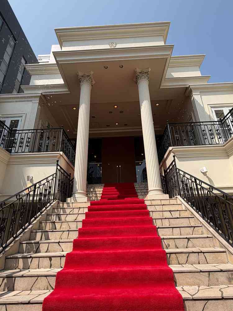 挙式会場外の階段