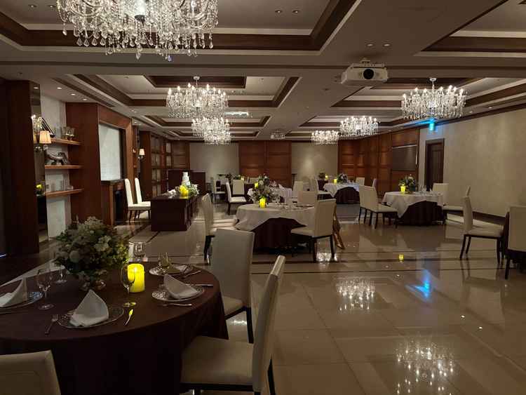 木目調の披露宴会場で、落ち着いた雰囲気がありながら、地味すぎないバランスで素敵でした。