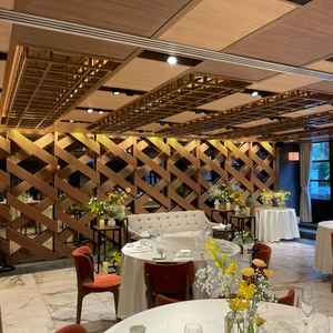 テーブルが7つくらい設置してある小さめの披露宴会場